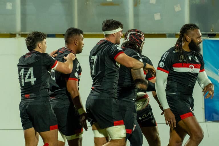 Les joueurs de Nissa Rugby regroupés retournent sur la pelouse pour reprendre le match avec leur maillot noir.