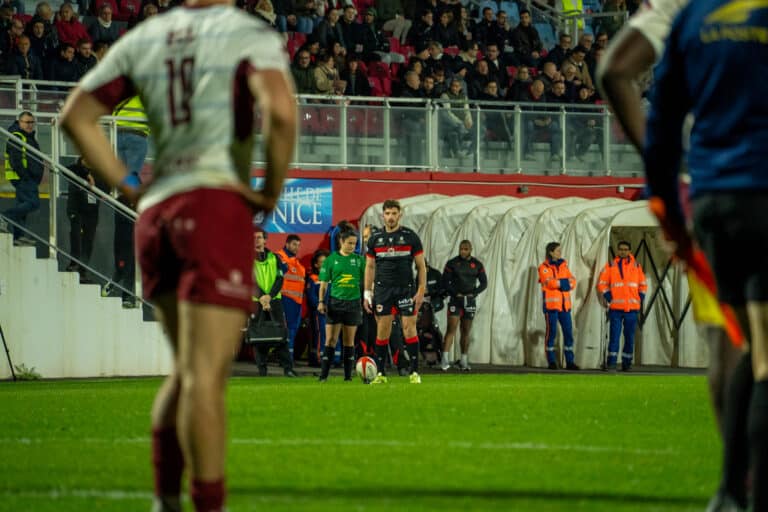 Le butteur de Nissa Rugby se concentre avant de taper une pénalité.