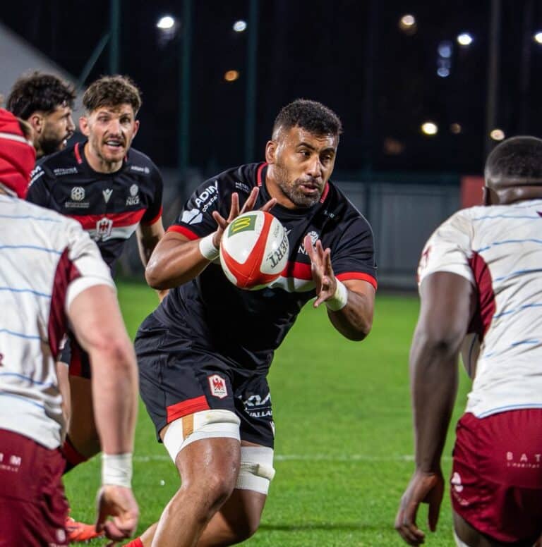 Un joueur de Nissa Rugby prêt à percuter un adversaire au moment de recevoir le ballon.