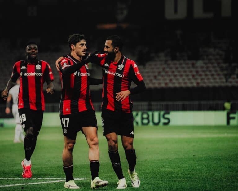 Les joueurs de l'OGC Nice dans leur tenue traditionnelle en rouge et noir lors d'un match de Ligue 1 sur la pelouse de l’Allianz Riviera célèbres un but