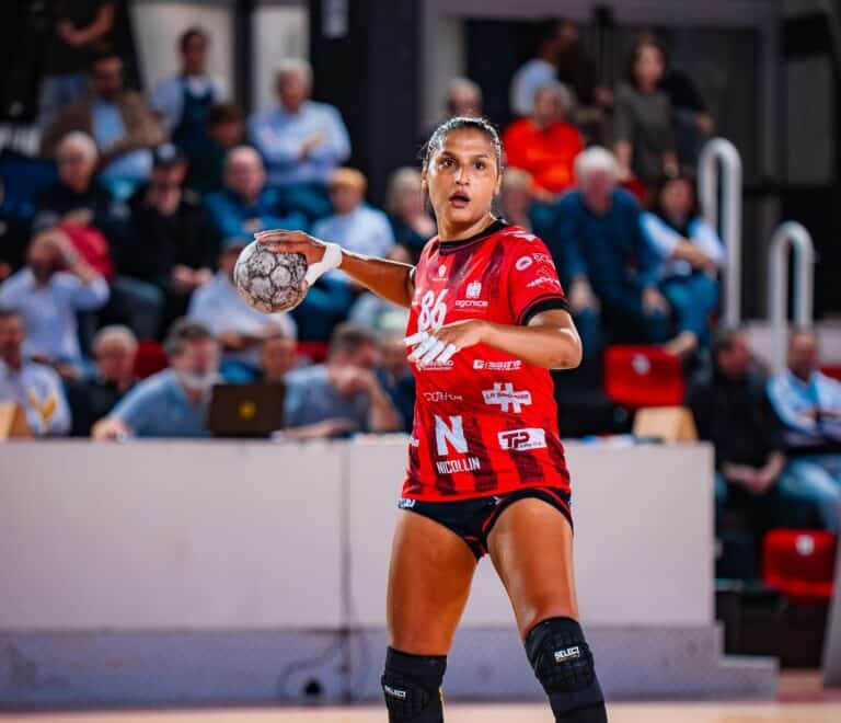 Eshan Abdelmalek la joueuse de l'OGC Nice handball ballon en main organise le jeu sur le terrain.