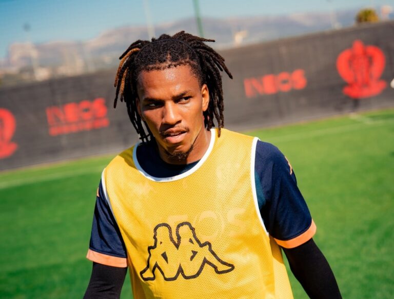 Hicham Boudaoui, le milieu de l'OGC Nice avec sa tunique jaune à l'entrainement