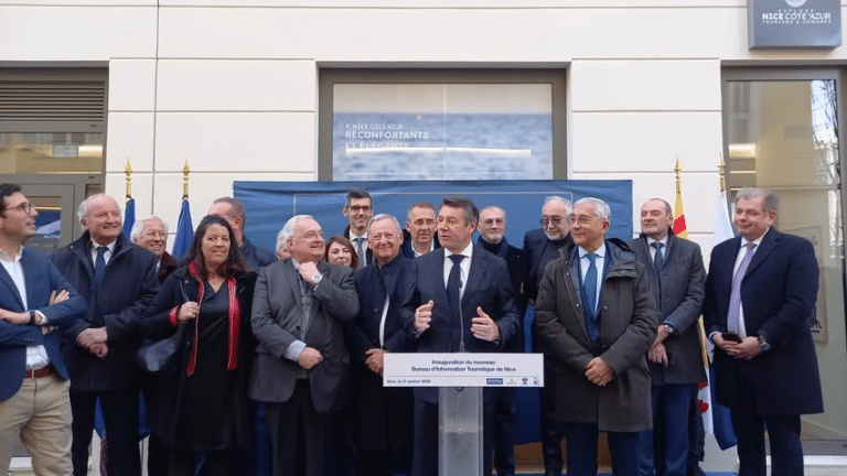 Les élus avec Christian Estrosi devant le nouvel office de tourisme de Nice sur l'avenue Jean Médecin.