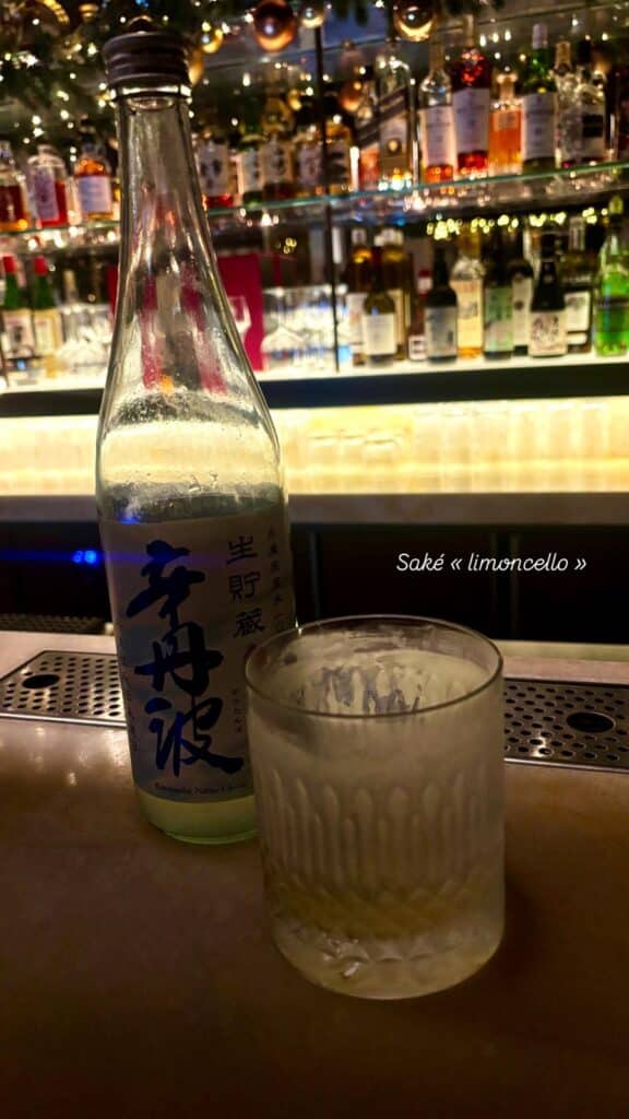 Une bouteille et un verre sur le comptoir.