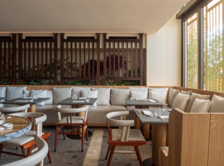 La salle du Restaurant THE NIWAKI dans une décoration blanche avec des meuble en bois.