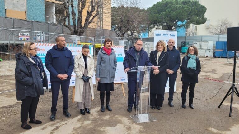 Anthony Borré, président de Côte d'Azur habitant prend la parole pour expliqué le projet de la Tour 17.