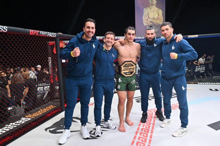 Virgil Augen avec son staff et l'autre Niçois Axel Sola dans l'octogone, ceinture autour de la taille.