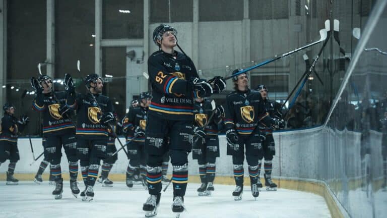 Les joueurs des Aigles de Nice saluent leur public sur la glace.