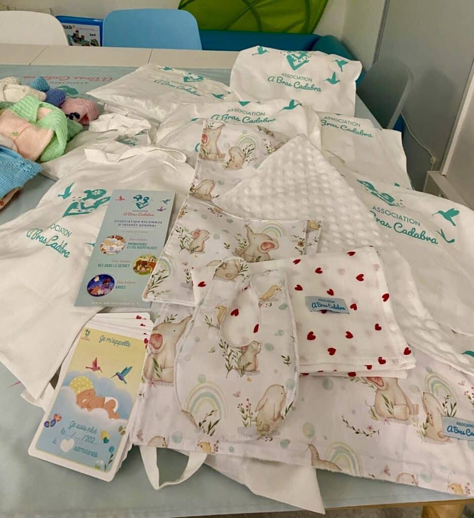 Les kits de naissance avec des jeux de cartes, des vêtements pour enfants de diverses couleurs.