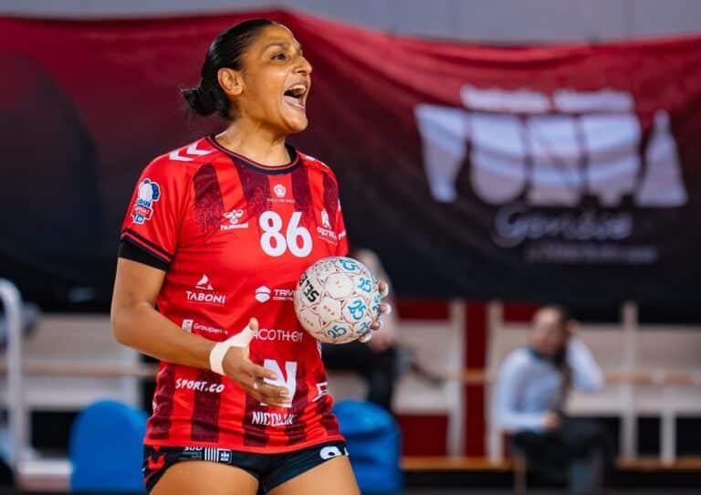 Ehsan Abdelmalek harangue ses partenaires en plein match.