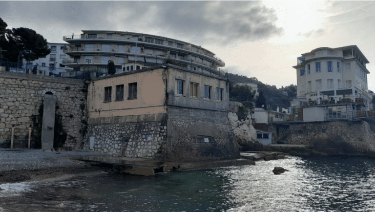 Le vivier Véran de Nice est un bâtiment en ruine, en pierre au bord de la mer ce qui accélère sa dégradation.