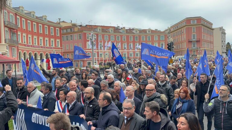 Le rassemblement au départ de la place Masséna avec de nombreux drapeaux bleu du syndicat.