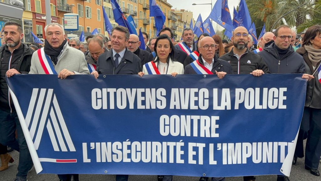 Elected officials in front of the procession showing their support with a banner reading: Citizens with the police against insecurity and impunity.