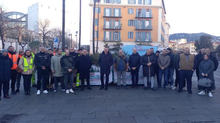 Les élus et responsable de l'opération de collecte des sapins de Noël à Nice son devant un enclos