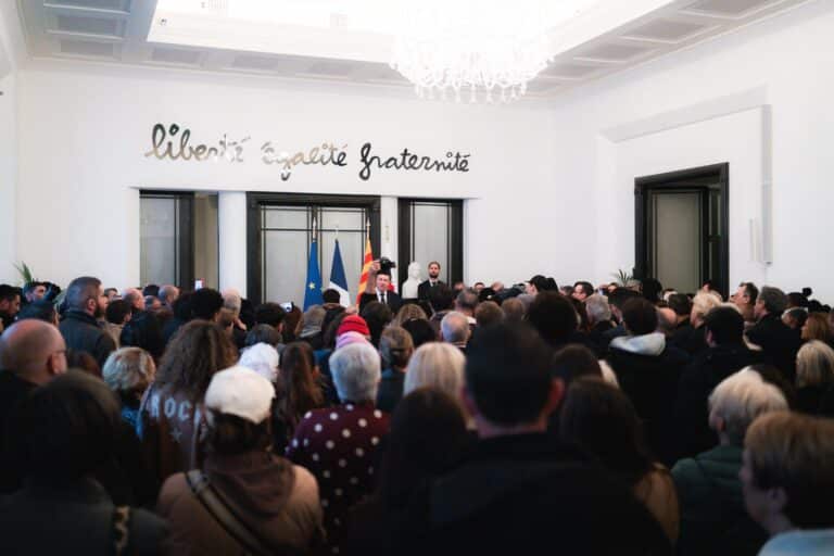 L'hommage à Lizabete, assassinée en pleine rue Nice. Plusieurs centenaires de personnes étaient présentes dans une salle de l'hôtel de ville avec Christian Estrosi et son Conseil Municipal.