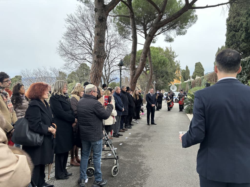 spectateurs pendant le dépôt de bougies avec la fanfare en fond