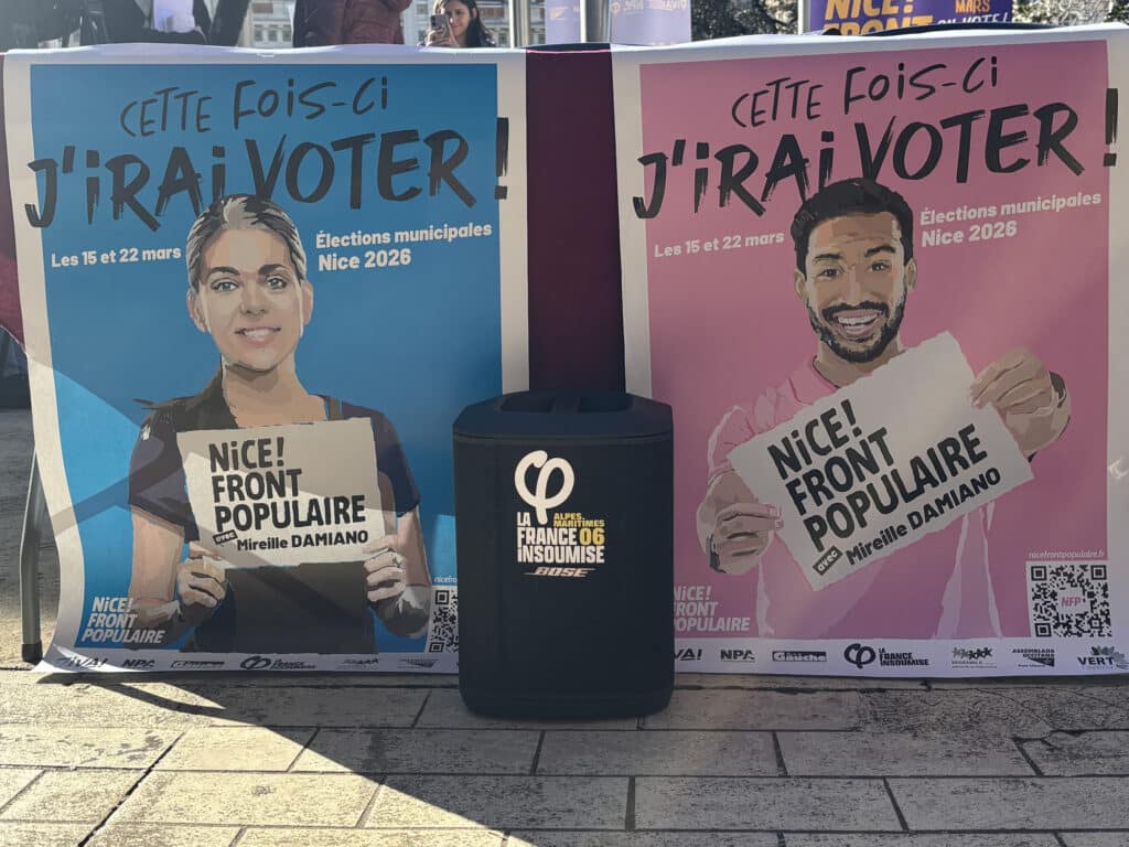 Two posters encouraging voters to vote: one on a blue background, depicting a woman with the slogan « This time, I will vote! », the other on a pink background, featuring a man with the same phrase