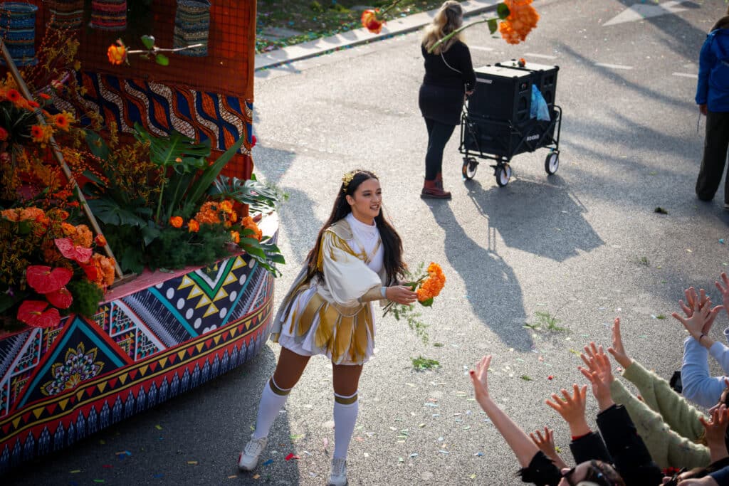 Carnaval de Nice : la Bataille des Fleurs déploie ses pétales et ses sourires en image
