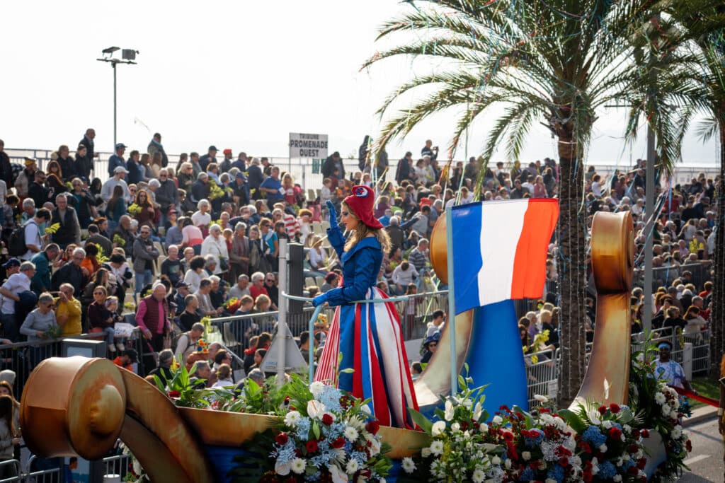 Carnaval de Nice : la Bataille des Fleurs déploie ses pétales et ses sourires en image