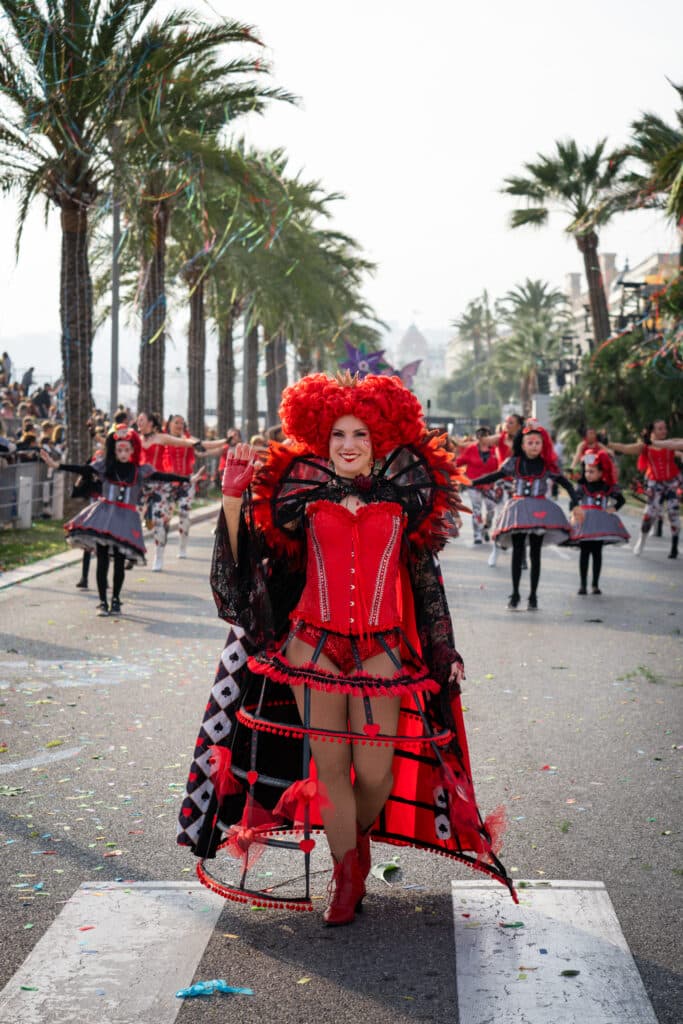 Carnaval de Nice : la Bataille des Fleurs déploie ses pétales et ses sourires en image