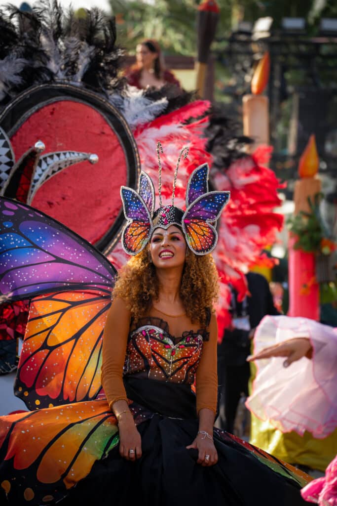 Carnaval de Nice : la Bataille des Fleurs déploie ses pétales et ses sourires en image