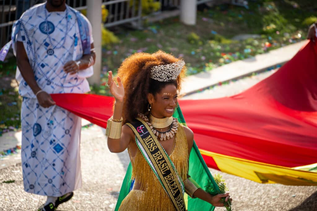 Carnaval de Nice : la Bataille des Fleurs déploie ses pétales et ses sourires en image