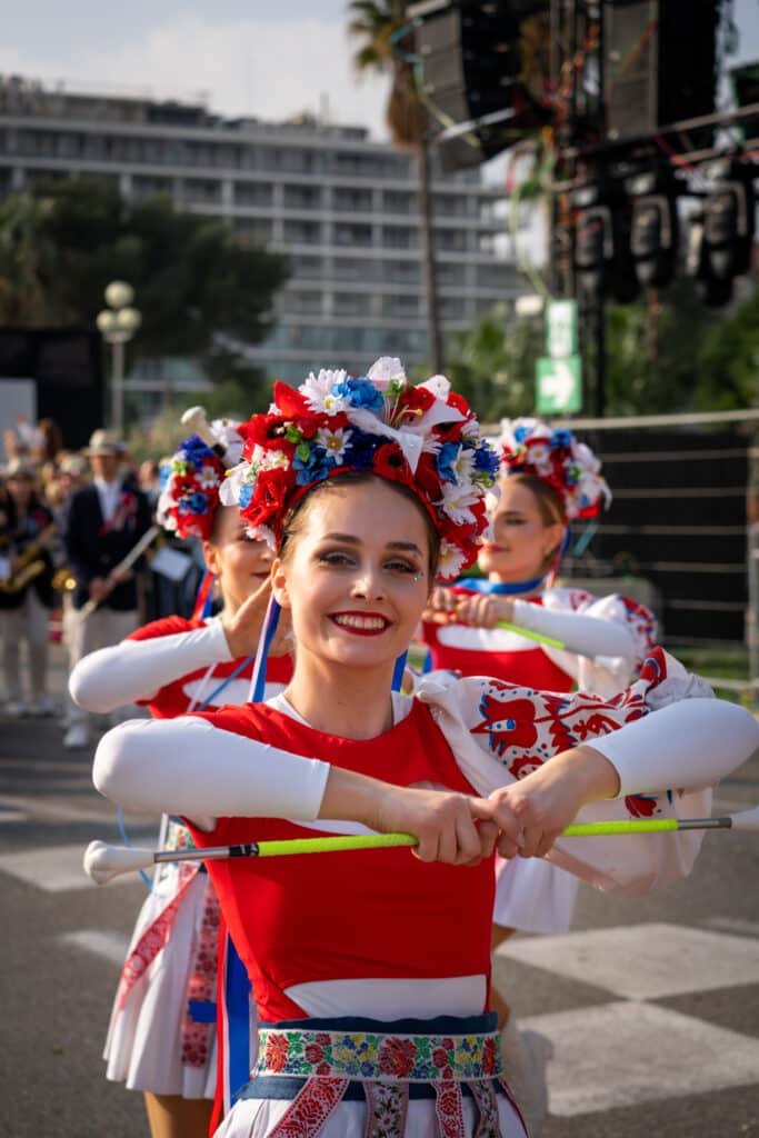 Carnaval de Nice : la Bataille des Fleurs déploie ses pétales et ses sourires en image
