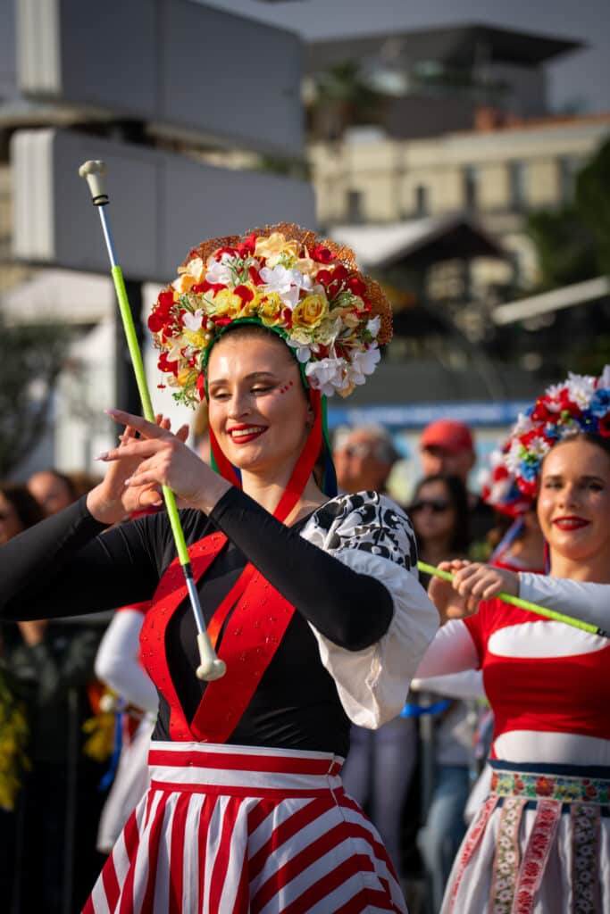 Carnaval de Nice : la Bataille des Fleurs déploie ses pétales et ses sourires en image