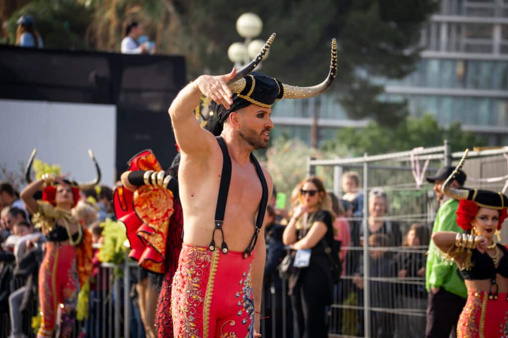 Carnaval de Nice : la Bataille des Fleurs déploie ses pétales et ses sourires en image
