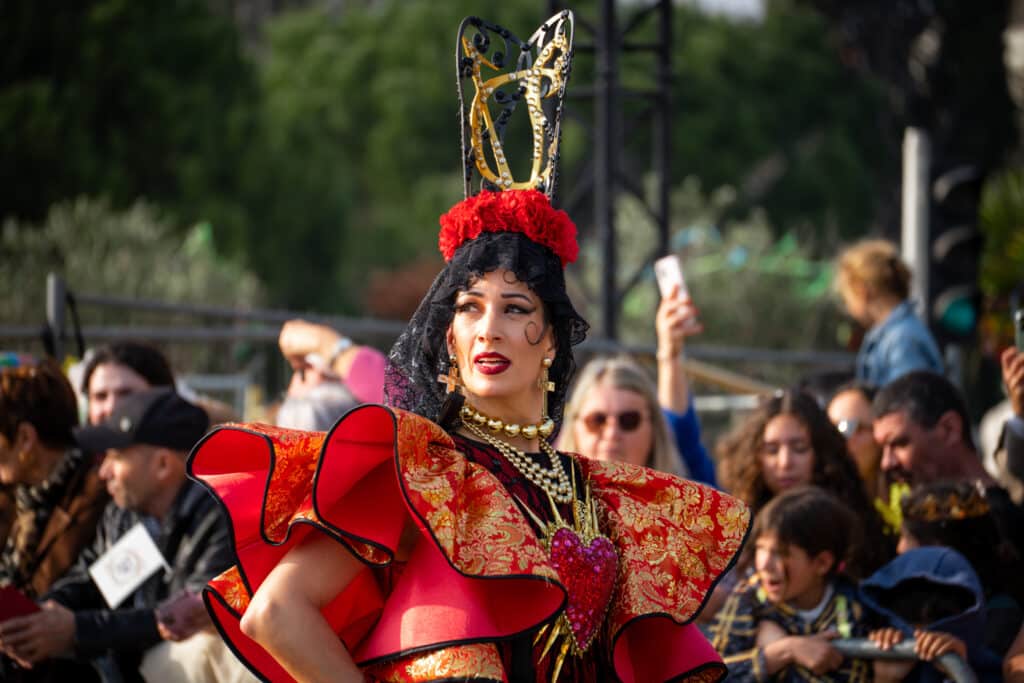 Carnaval de Nice : la Bataille des Fleurs déploie ses pétales et ses sourires en image