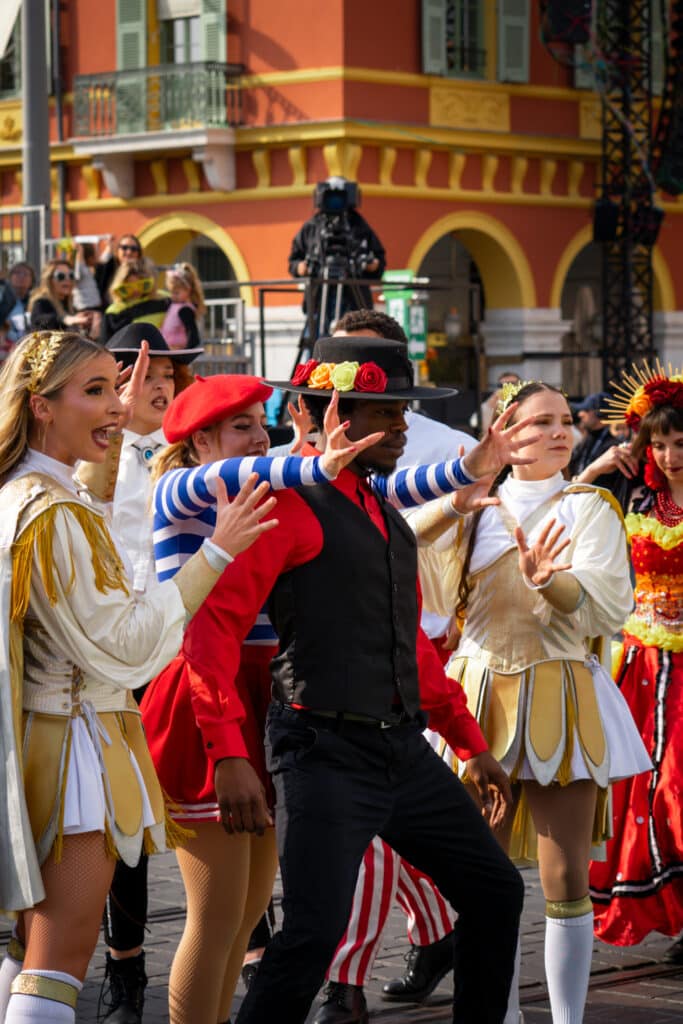 Carnaval de Nice : la Bataille des Fleurs déploie ses pétales et ses sourires en image