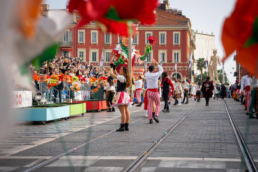 Carnaval de Nice : la Bataille des Fleurs déploie ses pétales et ses sourires en image