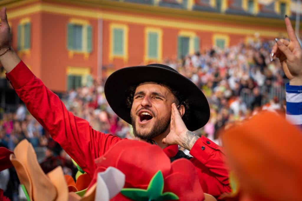 Carnaval de Nice : la Bataille des Fleurs déploie ses pétales et ses sourires en image