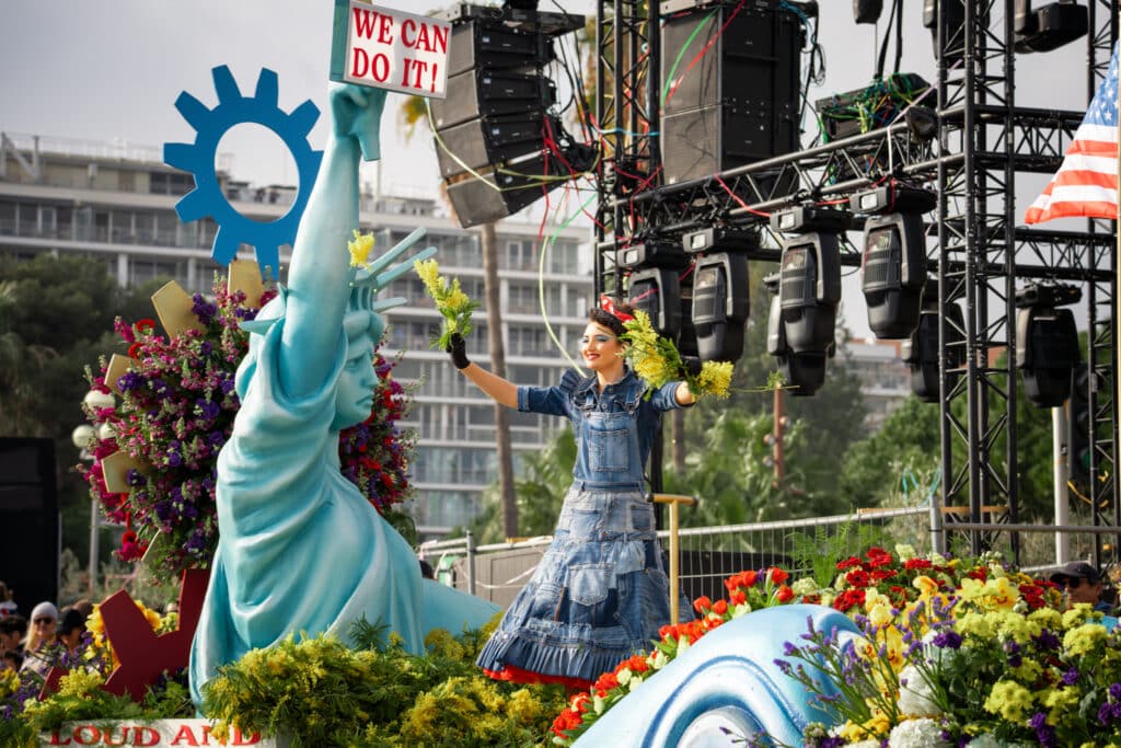 Carnaval de Nice : la Bataille des Fleurs déploie ses pétales et ses sourires en image