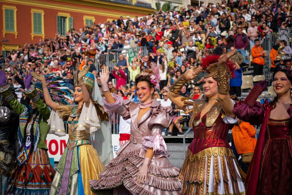 Des femmes en costume colorés et robes de créateur hautes en couleurs