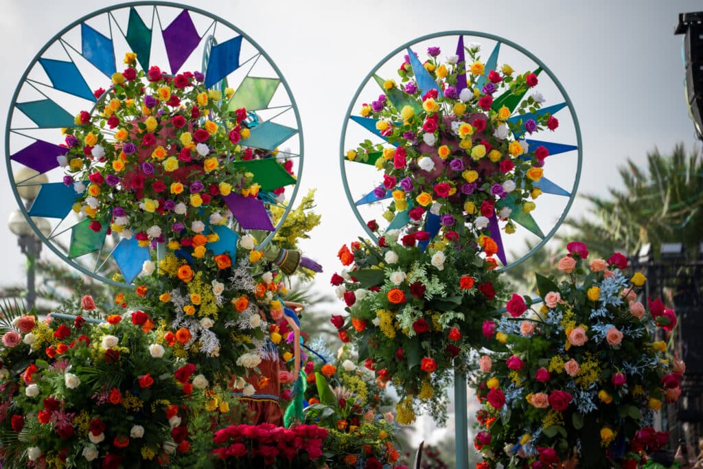 Un char remplie de fleurs de toutes les couleurs.