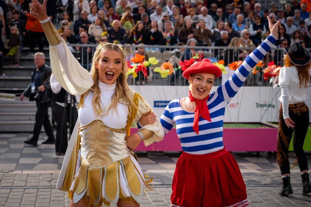 Carnaval de Nice : la Bataille des Fleurs déploie ses pétales et ses sourires en image