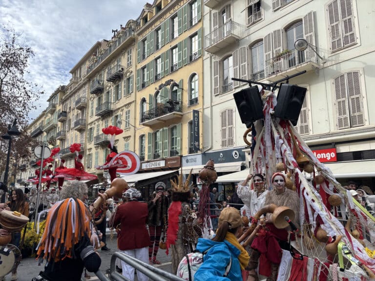 Chars et danseuses en route pour la Carnavalina 2026