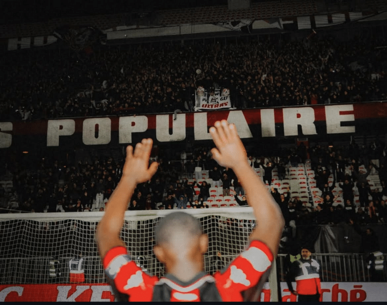 Un joueur Niçois qui célèbre avec les Ultras