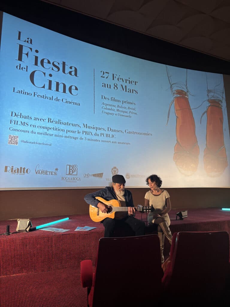 Deux chanteurs avant la présentation du festival La Fiesta Del Cine.