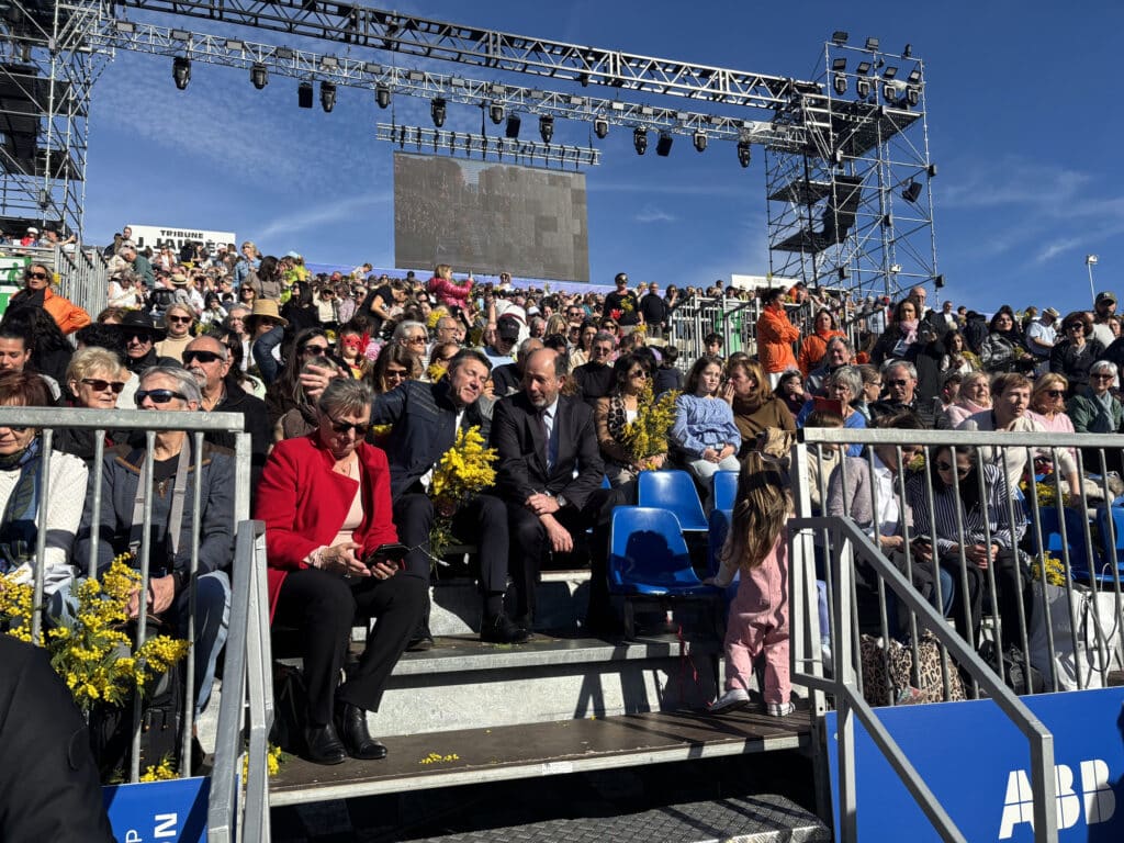 Christian Estrosi lors de la bataille des fleurs, gradin Jean Jaurès, au milieu de la foule.