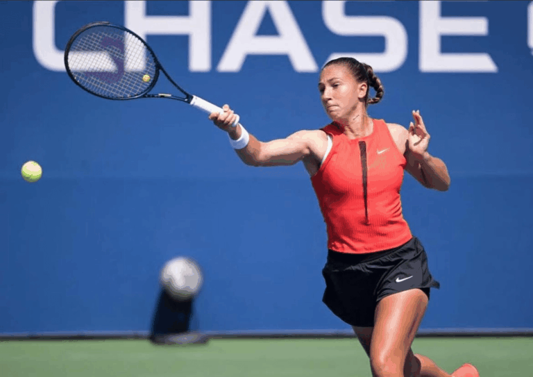 Diane Parry qui tape la balle avec sa raquette