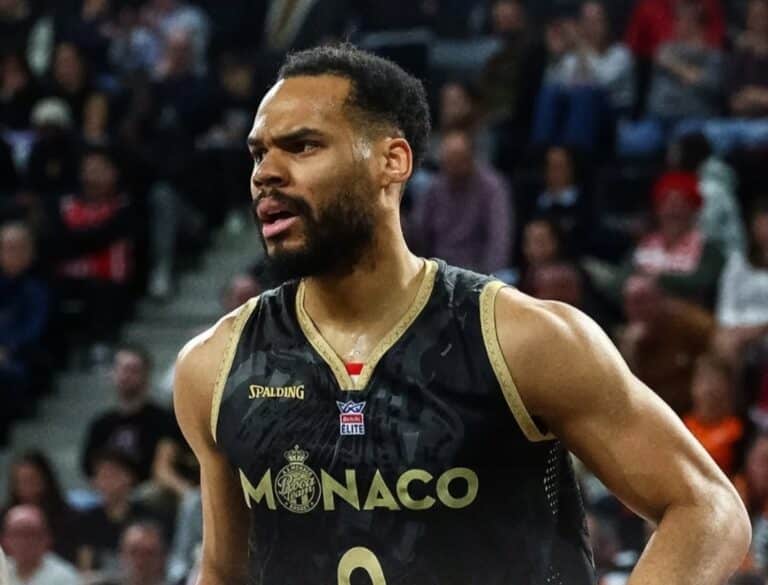 Le joueur de la Roca team, Élie Okobo en maillot noir.