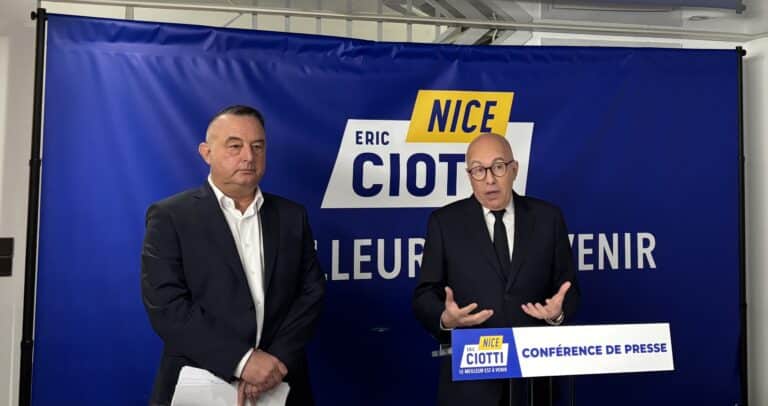 Éric Ciotti (à droite sur la photo) lors d’une conférence de presse, ce lundi 2 février 2026, pour officialiser Olivier Riquier (à gauche sur la photo) comme nouveau colistier.