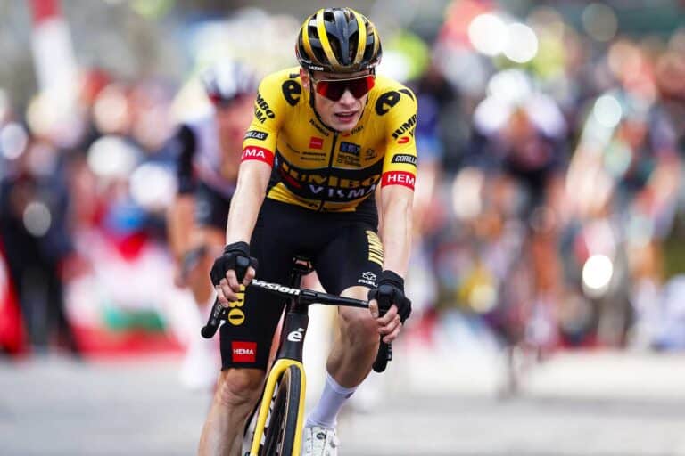 Le coureur cycliste Jonas Vingegaard sur son vélo tout en jaune avec des motifs noirs.