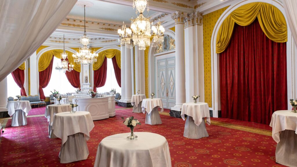 Le Negresco : l’hôtellerie de luxe comme art de vivre sur la Promenade des Anglais