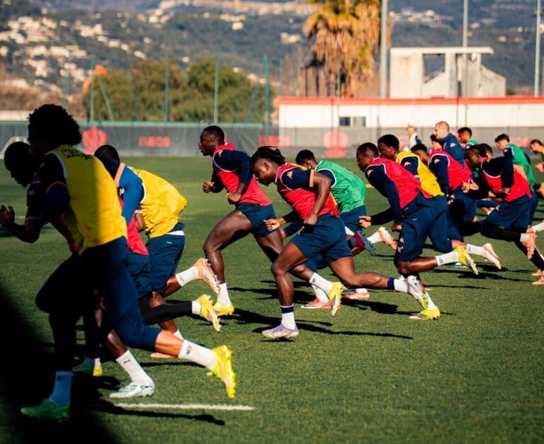 Les joueurs de l'OGC Nice à l'entraînement, en ligne avec des chasubles jaunes, vertes ou rouges