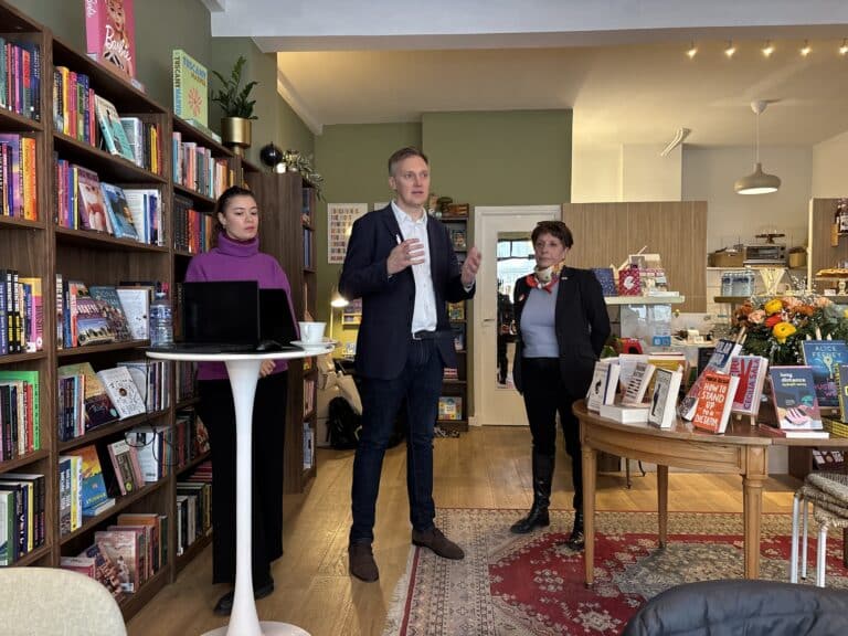Conférence de presse dans le coffeeshop à Nice sur l’ouverture de nouvelle ligne vers la Grande Bretagne avec Florence Valette, responsable de la communication France Visit Britain et Reginald Otten directeur Général adjoint Easy Jet France