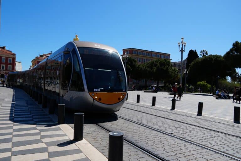 La ligne 1 du tramway sur la place Masséna.