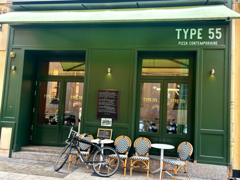 La devanture verte du restaurant Type 55.